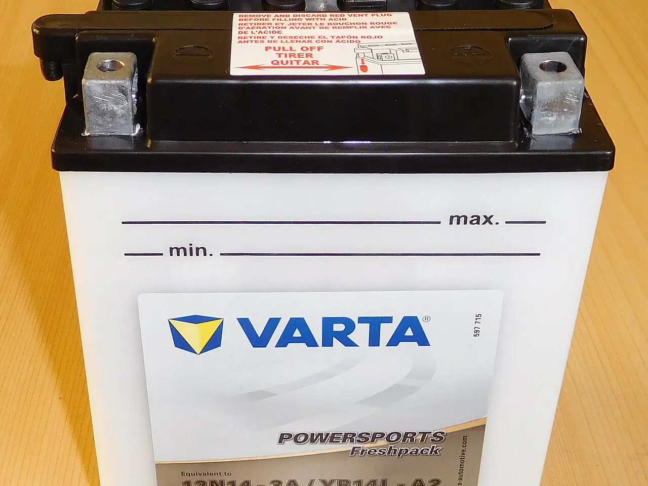 機車電瓶與液面刻度