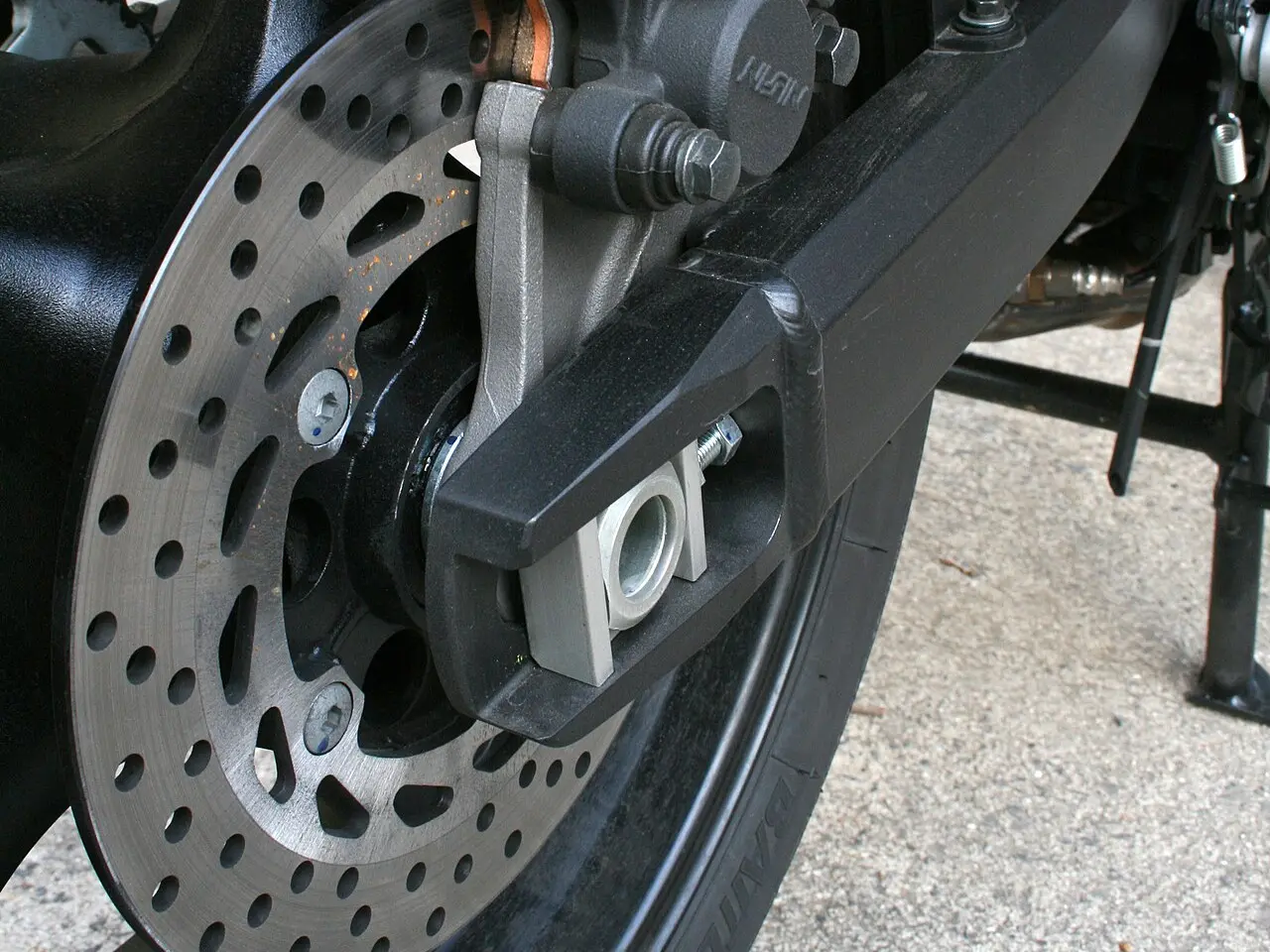 機車碟煞卡鉗與碟盤特寫