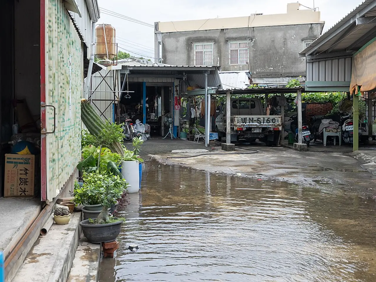 豪雨後積水的巷弄（屏東）