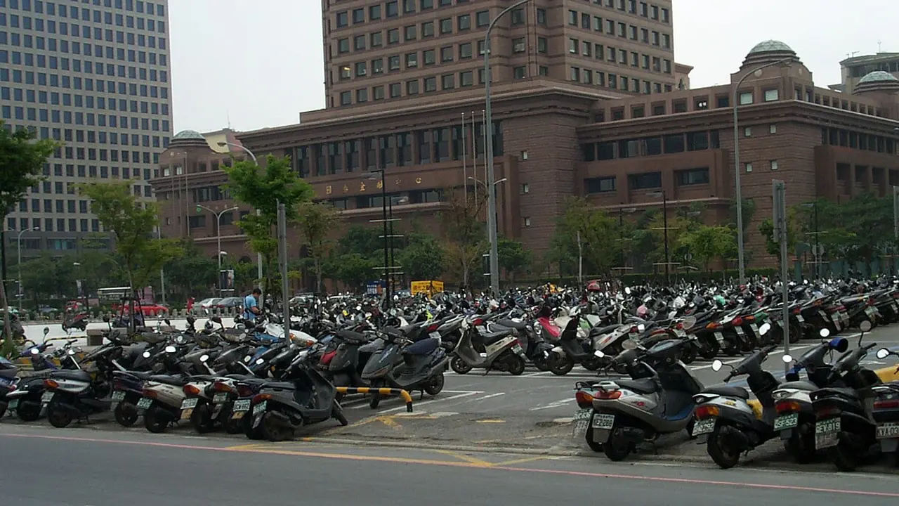 台灣機車停車場停滿的機車