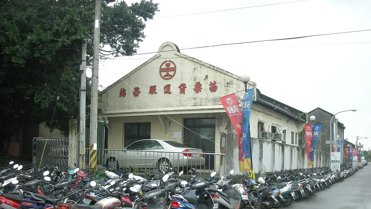 路邊整排停放的機車