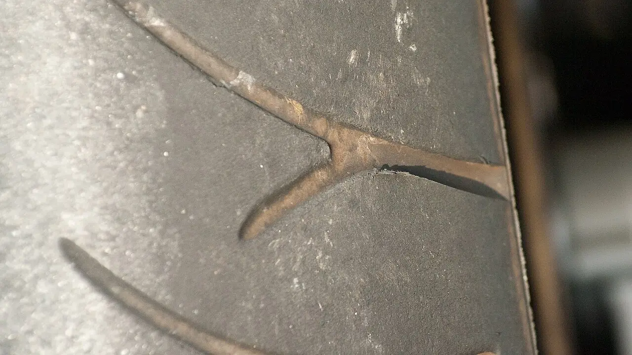 機車輪胎胎面花紋與磨耗特寫