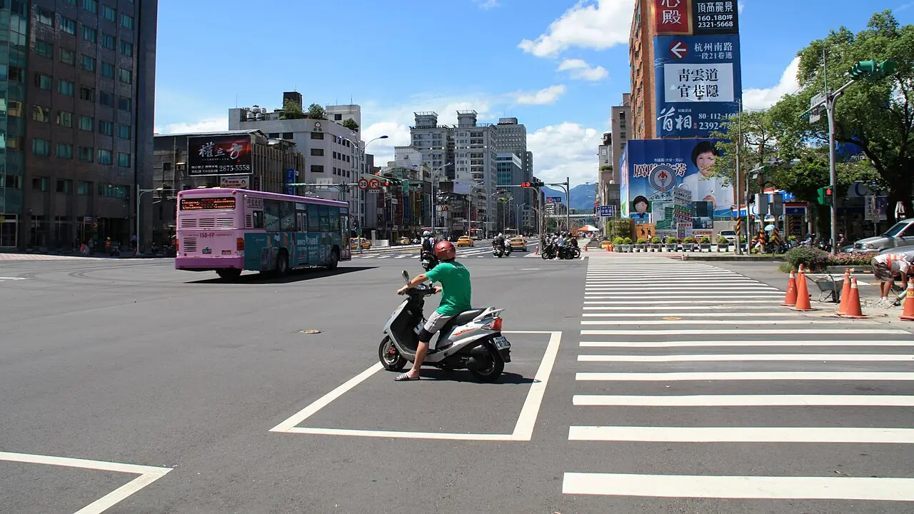 台灣路口的機車待轉區與斑馬線